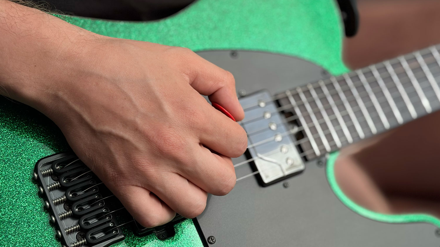 Relaxed picking hand with light bridge contact