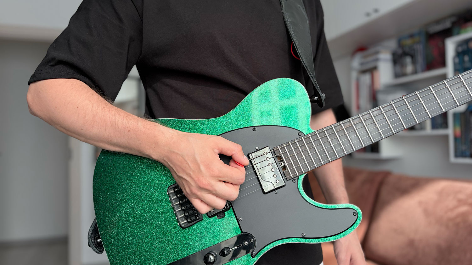 Forearm contact and picking hand position on electric guitar