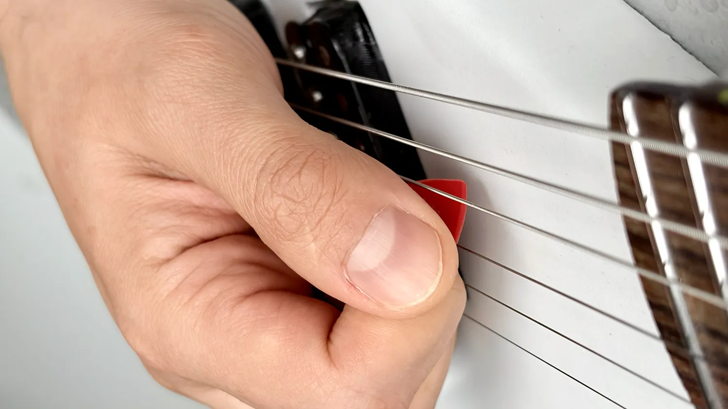 Alternate Picking String Changes: Why Upstroke and Downstroke Transitions Feel Different